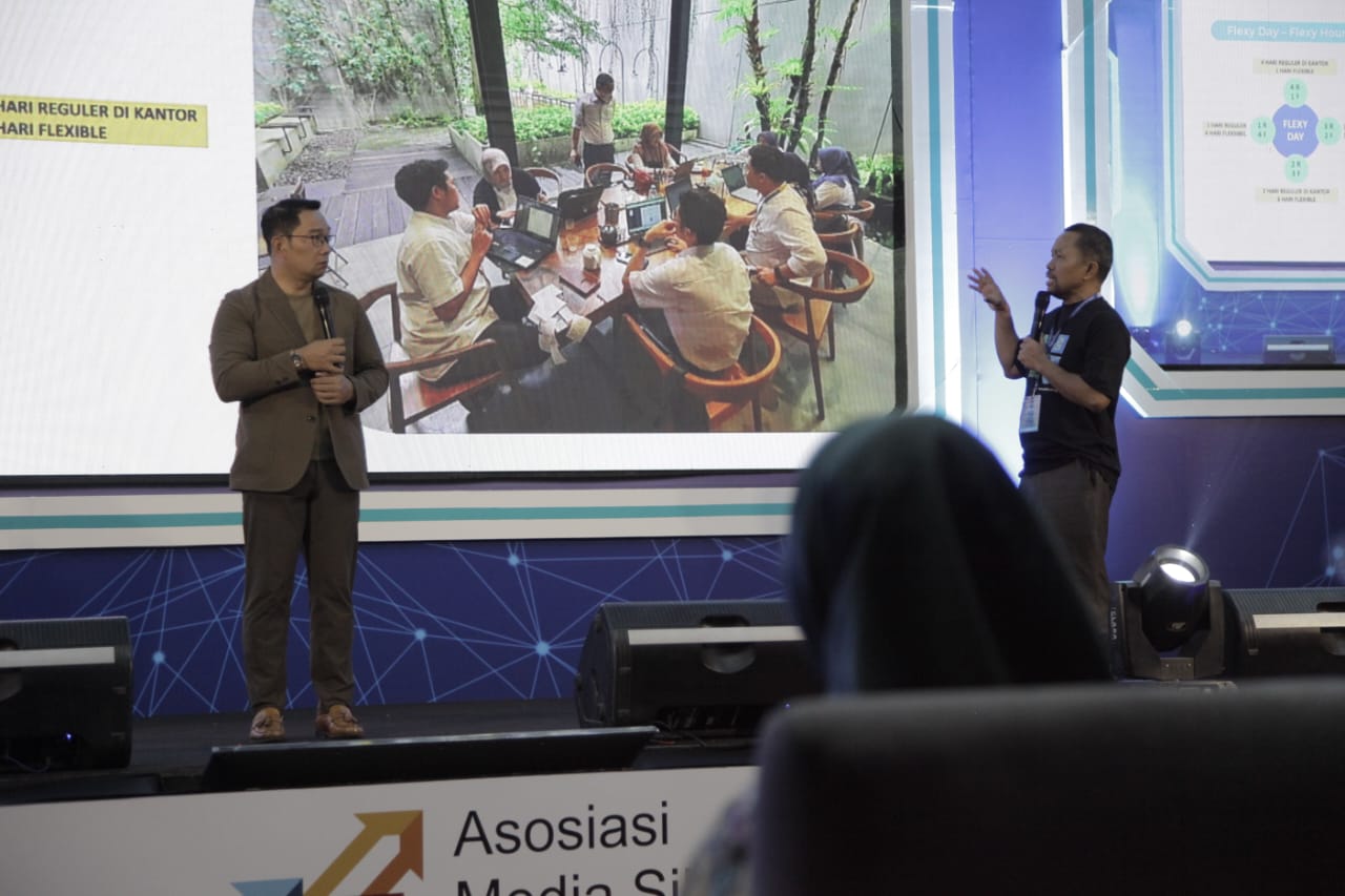 Gubernur Jawa Barat Ridwan Kamil berdialog dengan Ketua Umum AMSI Wenseslaus Manggut pada Indonesia Digital Conference 2023 di Bandung, Rabu (23/8/2023).