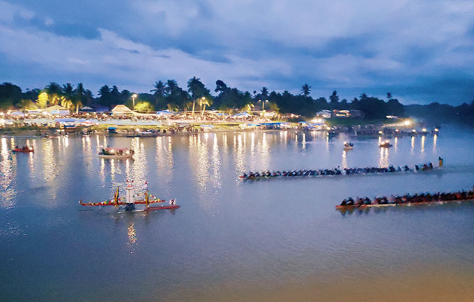 Jalur Tuah Keramat Sialang Soko saat berpacu mengatasi perlawanan Jalur Toduang Biso Rimbo Piako di Tepian Narosa, Telukkuantan pada partai final iven Pacu Jalur Kuansing 2022 lalu.