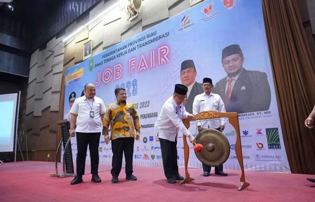 Asisten I Setdaprov Riau Masrul Kasmy saat membuka Riau Job Fair 2023 di hotel Prime Park Pekanbaru, Rabu (23/8/2023).