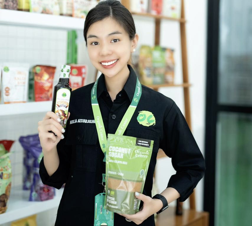 Owner Organic Center Arsilia Arsyadjuliandi memperlihatkan beberapa produk berbahan organik, baru-baru ini.