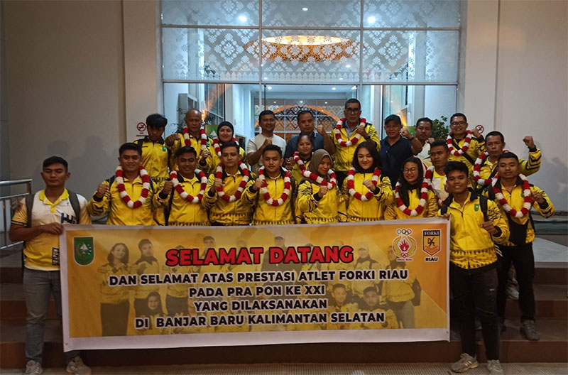 Ketua Forki Riau Parisman Ihwan bersama Kadispora Riau Boby Rachmat menyambut kedatangan atlet Forki Riau di VIP Lancang Kuning SSK II Pekanbaru, Senin (28/8/2023) malam.