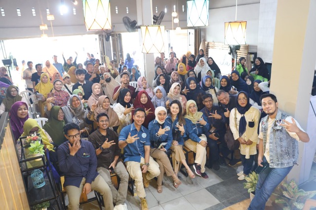 Peserta Open House Gekraf Riau X PLN Riau Kepri saat berfoto bersama pada kegiatan Open House Gekraf Riau di Gedung Caraka Crative Hub, Jalan Arifin Ahmad, Pekanbaru, Selasa (29/8/2023).