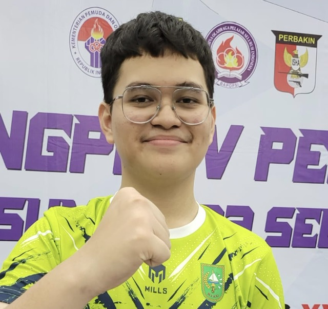 Atlet Pelajar Riau Athallah Ahza berhasil menyumbangkan medali emas dari cabor menembak pada Popnas XVI Palembang, Rabu (30/8/2023).