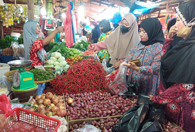 Ilustrasi, Aktivitas pedagang dan pembeli di Pasar Simpang Baru Panam, Pekanbaru, baru-baru ini.