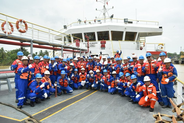 Peserta pelatihan SSSCL, Anatomi Kapal dan Bunker Operation yang digelar Pertamina Trans Kontinental berfoto bersama di atas Kapal SPOB Sultan Samudera, Kamis (31/8/2023).