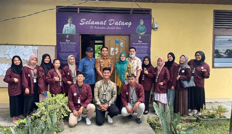 Mahasiswa KKN kelompok 17 Univrab foto bersama di Kelurahan Lembah Sari, Kec. Rumbai Timur, Kota Pekanbaru, beberapa waktu lalu.