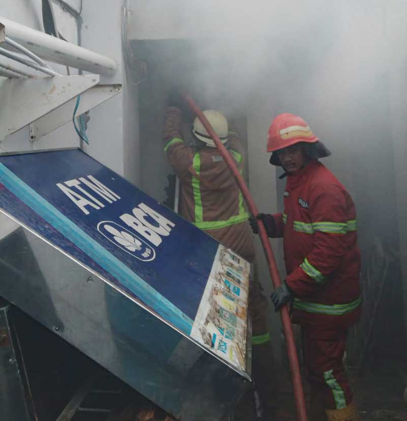Petugas Damkar Pekanbaru tengah berupaya memadamkan api yang terbakar di gudang Bank BCA Jalan Sudirman Pekanbaru, Senin (4/9/2023).