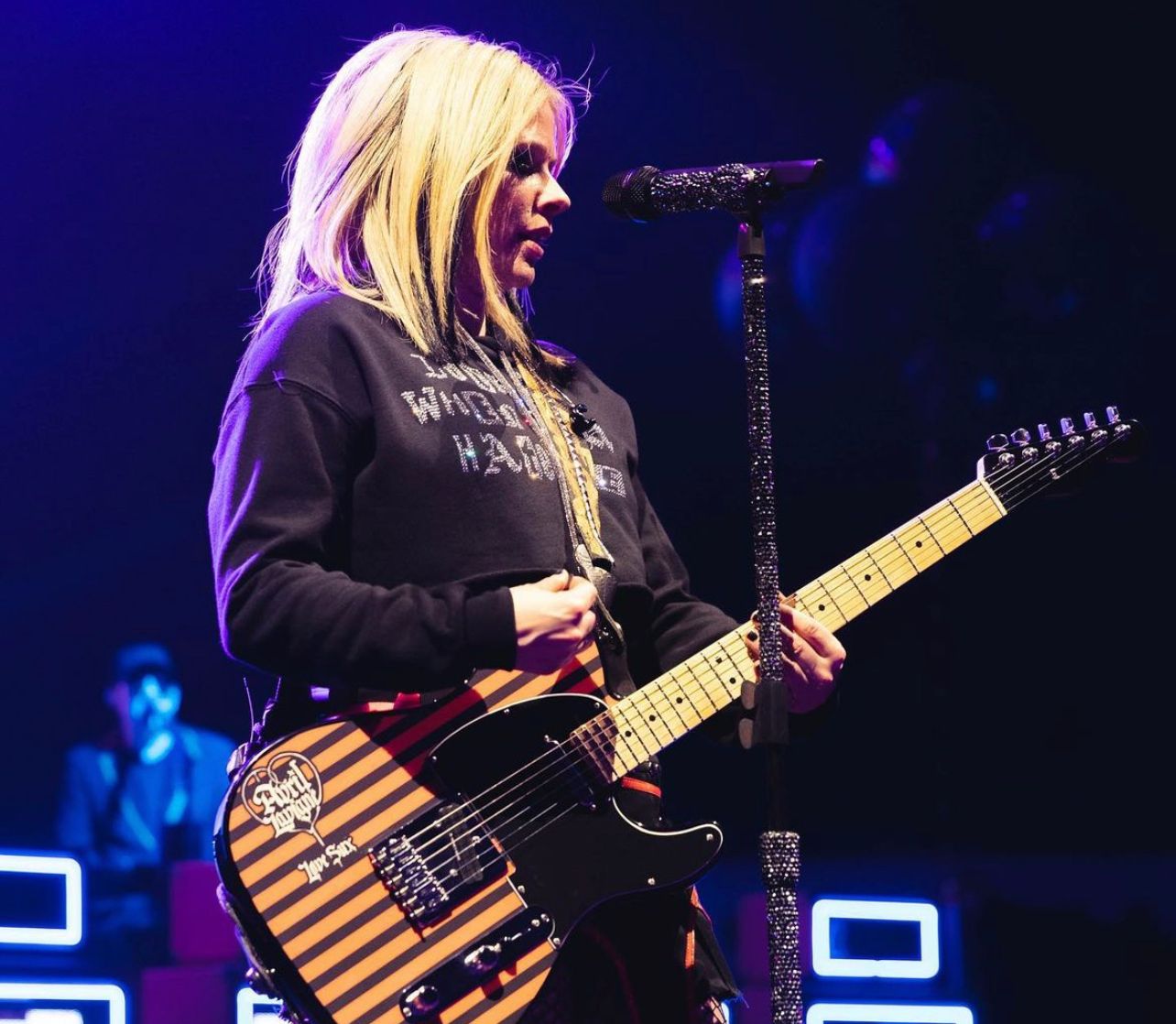 Avril Lavigne dalam suatu penampilan.