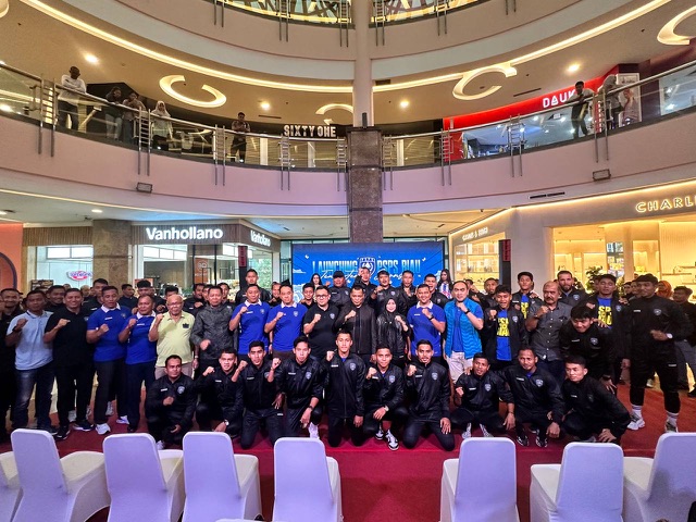 Staf, Manajemen, dan Pemain PSPS Riau foto bersama saat Launching Team, Jersey dan sponsor di Mal SKA Pekanbaru, Rabu (6/9/2023).
