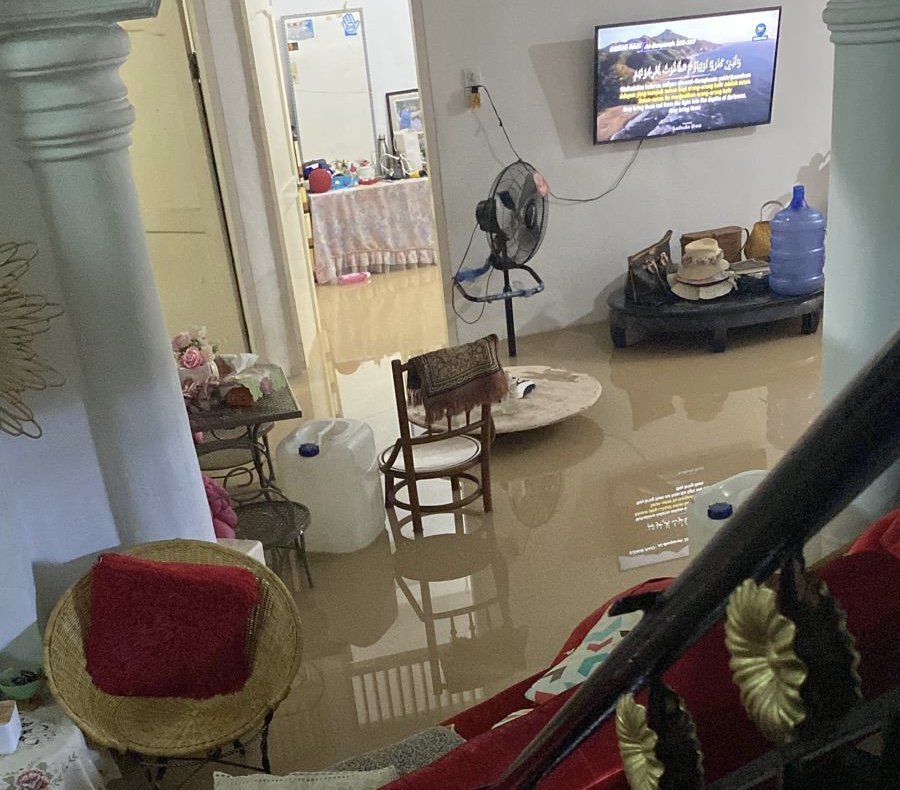 Salah satu rumah warga yang berada di Jalan Baru, komplek perumahan Taman Arengka Indah, Kecamatan Tuah Madani terendam banjir hingga ke dalam rumah saat hujan deras, Rabu (6/9/2023) pagi.