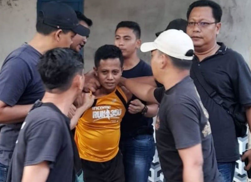 Tim gabungan Polres Dumai dan Polres Lampung Timur mengamankan tersangka SR, pelaku pembunuhan istri di Dumai dan di bawa ke Dumai untuk dijebloskan ke tahanan di Mapolres Dumai, Rabu (6/9/2023).