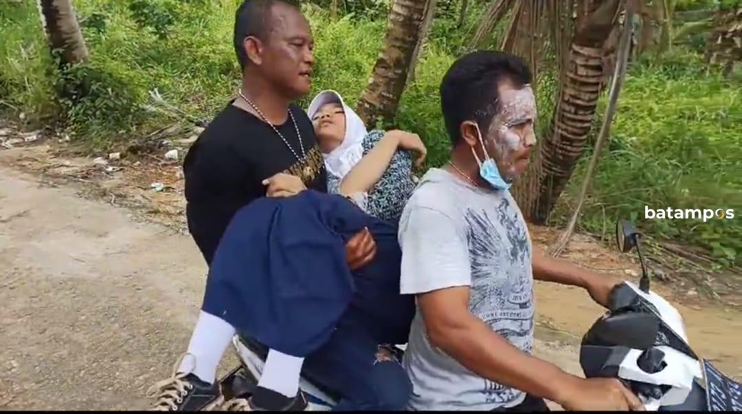 Tangkapan layar video masyarakat tentang seorang siswa yang pingsan dan dibawa usai terkena dampak gas air mata dalam kericuhan di Jembatan 4, Rempang, Batam, Kepri, Kamis (7/8/2023).