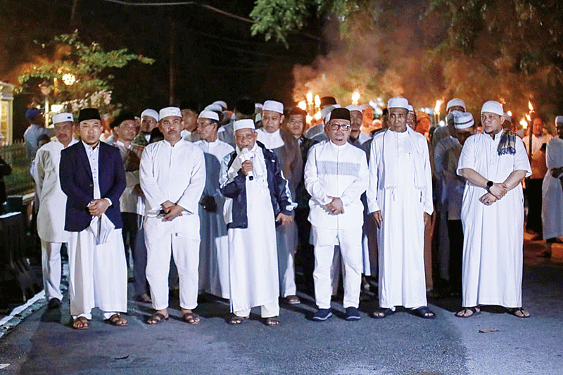 Bupati Siak Alfedri bersama Kajari Siak Tri Anggoro Mukti menandatangani memorandum of understanding (MoU) program Jaga Zapin di Gedung Satya Adhy Wicaksana Kejaksaan Tinggi Riau, Jalan Jenderal Sudirman, Kota Pekanbaru pada Senin (11/9/2023).