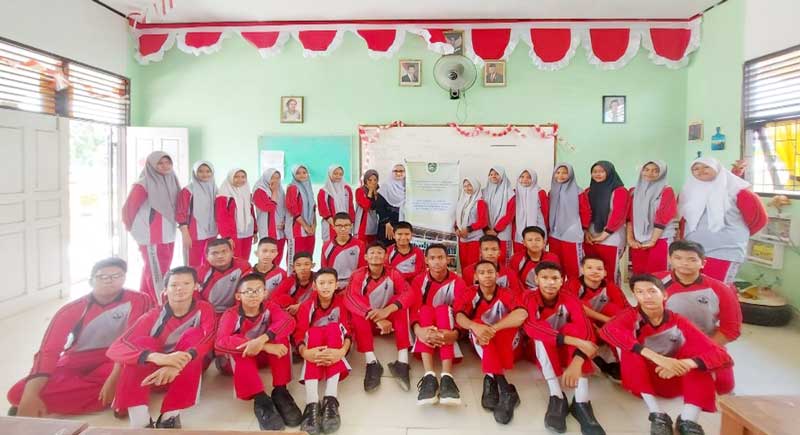 Ketua tim Pengabdian Kepada Masyarakat (PKM) Dr Diyah Ayu Rizqiani SS MHum berfoto bersama siswa siswi Kelas IX SMP Negeri 37 Pekanbaru, beberapa waktu lalu.