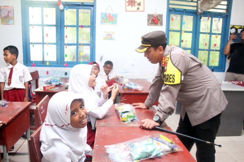 Kapolresta Barelang Kombes Pol Nugroho dan jajaran melakukan trauma healing di salah satu SD di dekat Jembatan 4 Barelang, Selasa (12/9/2023) lalu.