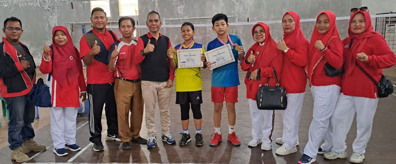 Pelajar SD Kota Pekanbaru peraih medali di ajang O2SN tingkat Provinsi Riau foto bersama dengan pelatih, guru dan pejabat Disdik Pekanbaru usai bertanding, Kamis (14/9/2023).