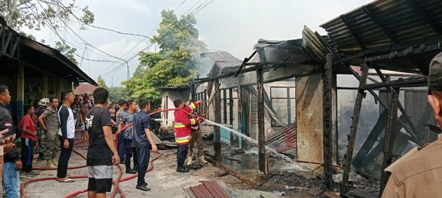 Tim pemadam kebakaran Kuansing berupaya memadam api yang menghanguskan bengkel Dewi Motor Teluk Kuantan, Rabu (20/9/2023) sore.