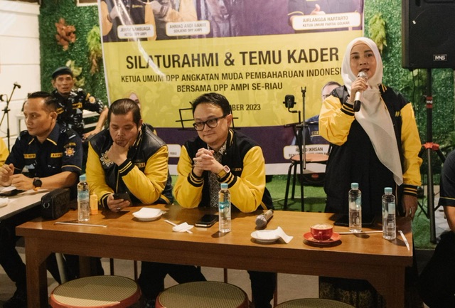 Ketua DPD AMPI Riau Sewitri (kanan) saat memberikan kata sambutan dalam kunjungan Ketua Umum DPP AMPI Dr Jerry Sambuaga yang juga merupakan Wamendag RI di Pekanbaru, Rabu (20/9/2023).