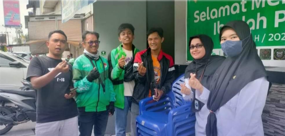 Pokja KIE Tresnawati foto bersama peserta Ojol saat mengikuti kesertaan KB Pria, beberapa hati lalu.