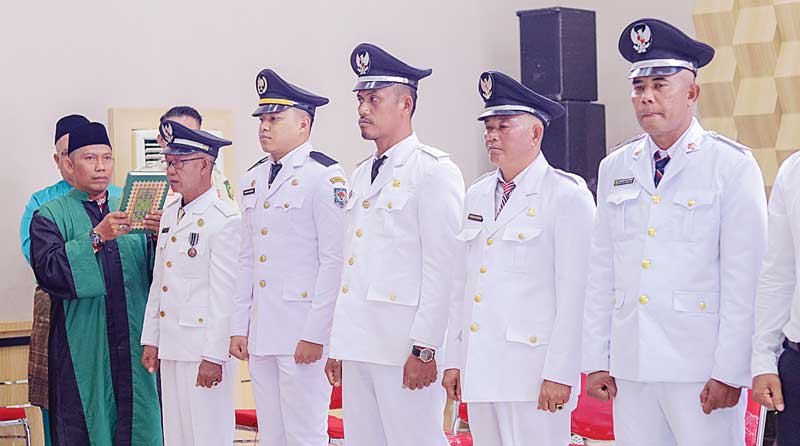 Lima orang Penjabat (Pj) Kepala Desa di  Selatpanjang saat mengucapkan sumpah, Jumat (29/9/2023).