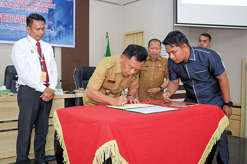 Plt Bupati Kepulauan Meranti H Asmar menandatangani perjanjian kerja sama dengan  Kejaksaan Negeri  Meranti tentang Implementasi Program Jaga Pedati di  Selatpanjang, Senin (2/10/2023).