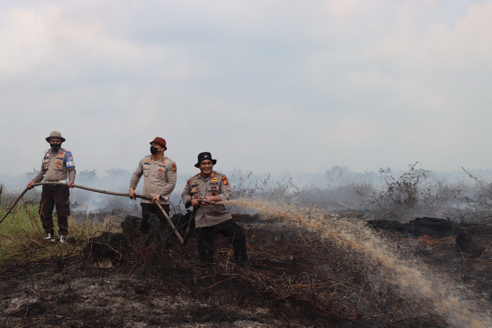 Kapolres Inhu, AKBP Dody Wirawijaya SIk bersama personil melakukan pemadaman Karhutla yang terjadi di Kelurahan Sekip Hulu, Kecamatan Rengat, Senin (9/10/2023).