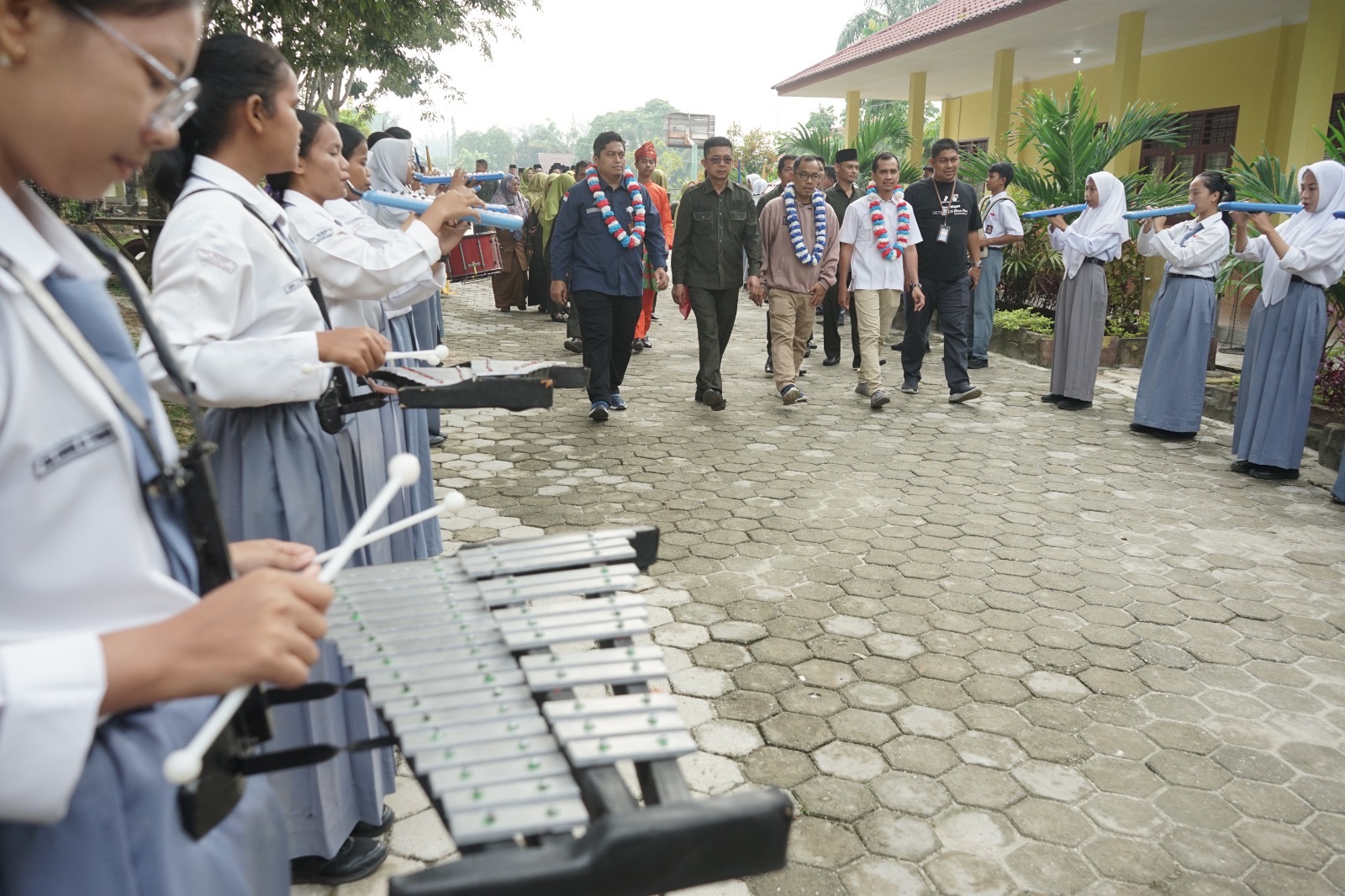 Kepala Sekolah SMAN 1 Dayun Sukandar ( Dua Kiri) Direktur Riau Pos Asmawi Ibrahim (tengah), Koordinator Formalitas dan Komunikasi Perwakilan SKK Migas Sumbagut Muhammad Rochaddy (Kiri Kalung Bunga), Data Administrator Departemen Formalitas dan Komunikasi