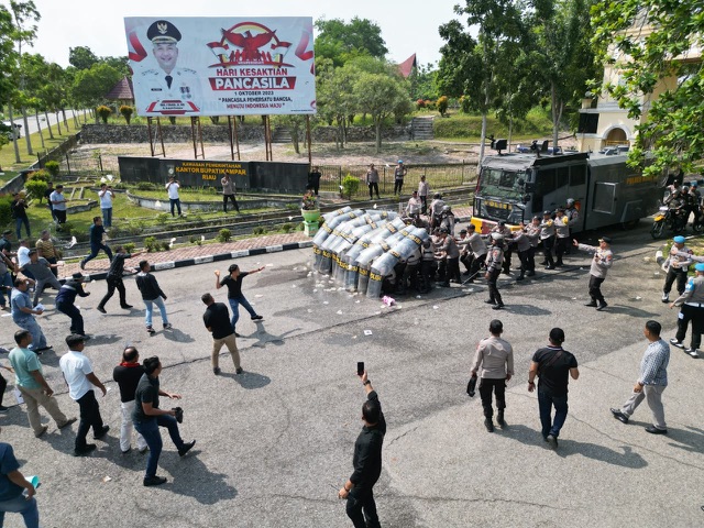 Polres Kampar menggelar simulasi sistem pengamanan kota (Sispamkota) menghadapi Pemilu 2024 di Lapangan Pelajar Bangkinang, Selasa (10/10/2023).