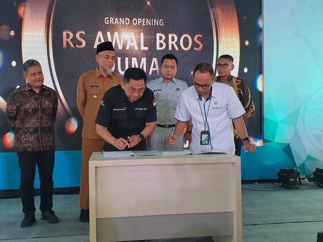 Direktur RS awal bros dumai dr Vandra Yovano dan Kepala Cabang BPJS Ketenagakerjaan Dumai Legi Handoko Pasaribu menandatangani kerja sama PLKK (Pusat Layanan Kecelakaan Kerja) disaksikan Wali Kota Dumai H Paisal, Senin (9/10/2023).