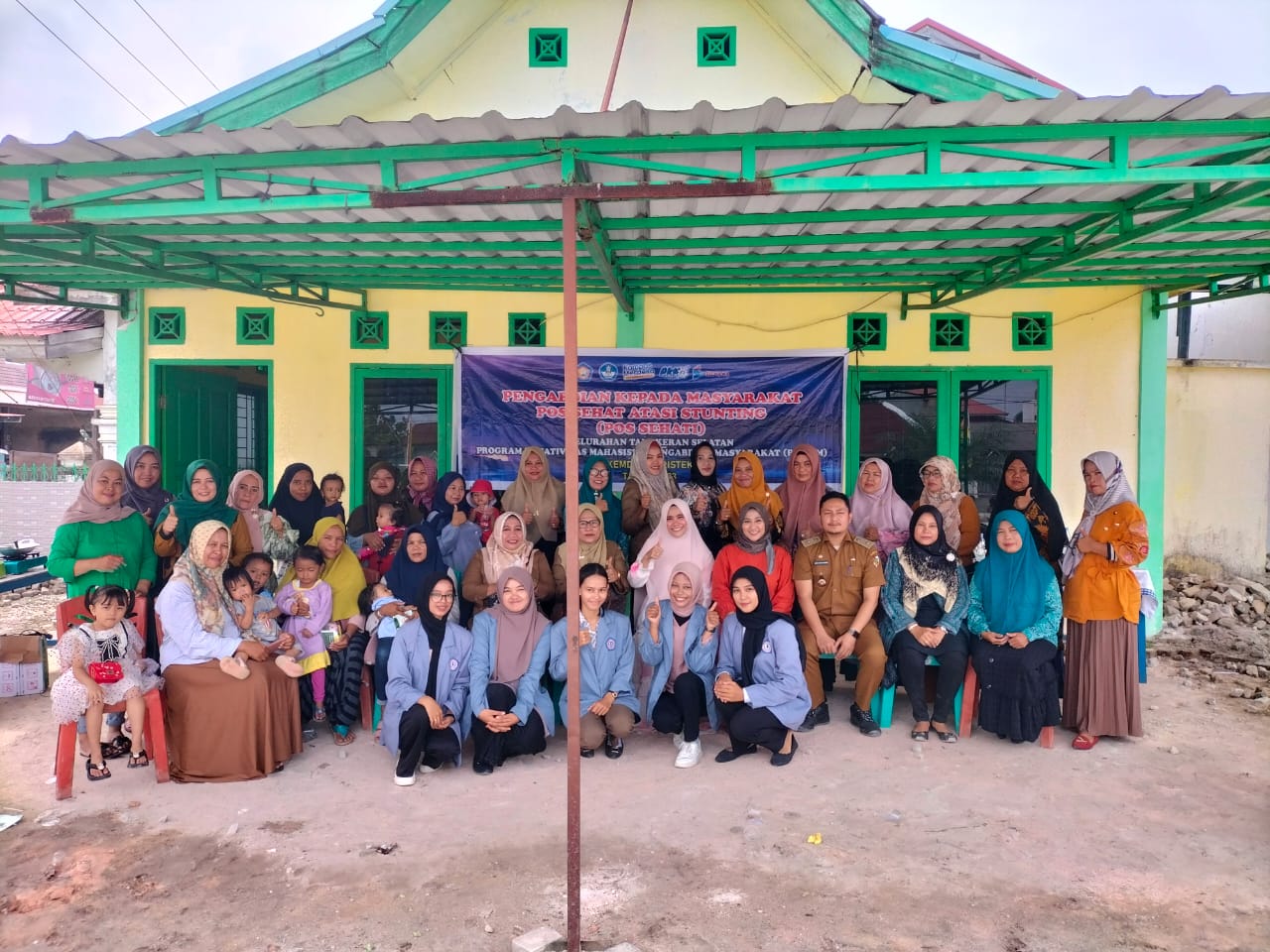 Foto bersama dosen, pembimbing, mahasiswa, dan pihak Kelurahan Tangkerang Selatan serta pengurus Pos Sehati dan undangan lainnya usai kegiatan PKM-PM  S1 Kesehatan Masyarakat dan S1 Keperawatan Insitut Kesehatan Payung Negeri, Pekanbaru, baru-baru ini.