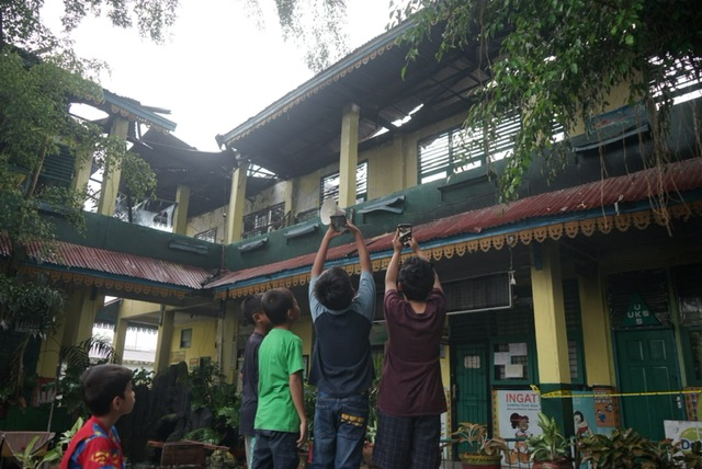 Sejumlah anak didik yang diliburkan melihat kondisi SDN 83 di Jalan Pontianak paska kebakaran pada Rabu (18/10/2023) dini hari.