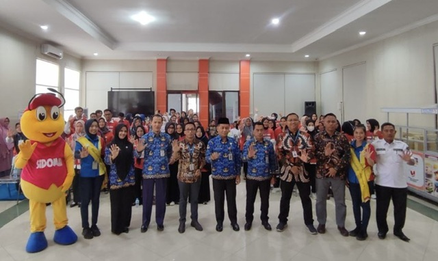 Foto bersama jajaran management PT Indomarco Prismatama dengan Pemkab Kuansing dalam rangka pelatihan UMKM Indomaret di Talukkuantan, Kuansing, Selasa (17/10/2023).