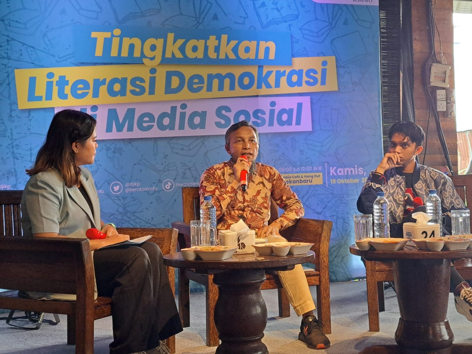 Diskusi dalam Forum Literasi Demokrasi yang digelar Kemenkominfo RI di Karambia CafÃ© & Hang Out, Pekanbaru, Riau, Kamis (19/10/2023).