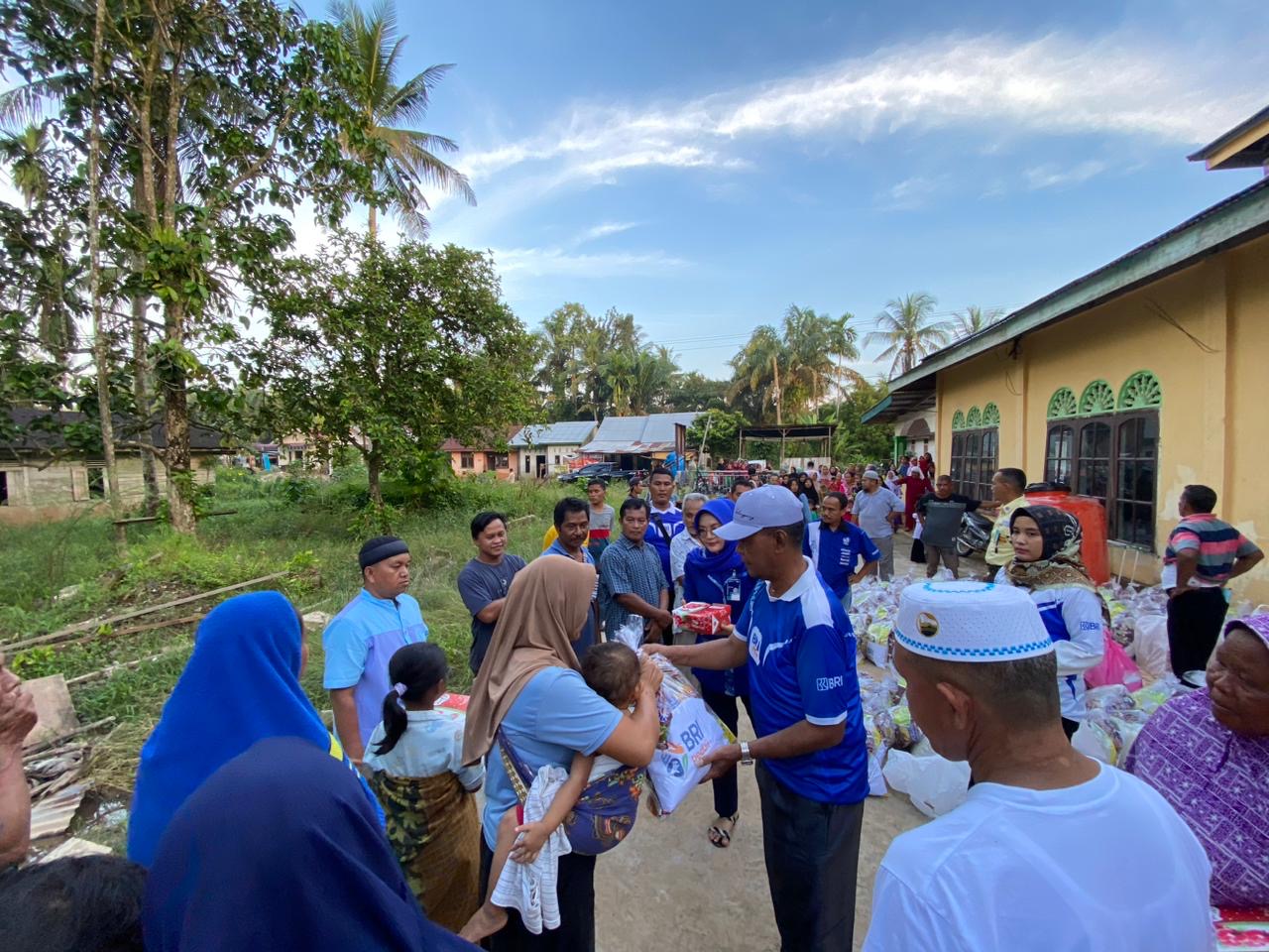 Pihak Bank BRI melalui Program Corporate Social Responsibility (CSR) BRI Peduli menyalurkan bantuan tanggap darurat bencana berupa bantuan sembako ke dua dusun di Kabupaten Rokan Hulu, Riau yang dilanda bencana banjir akibat hujan deras, pada Sabtu (21/10
