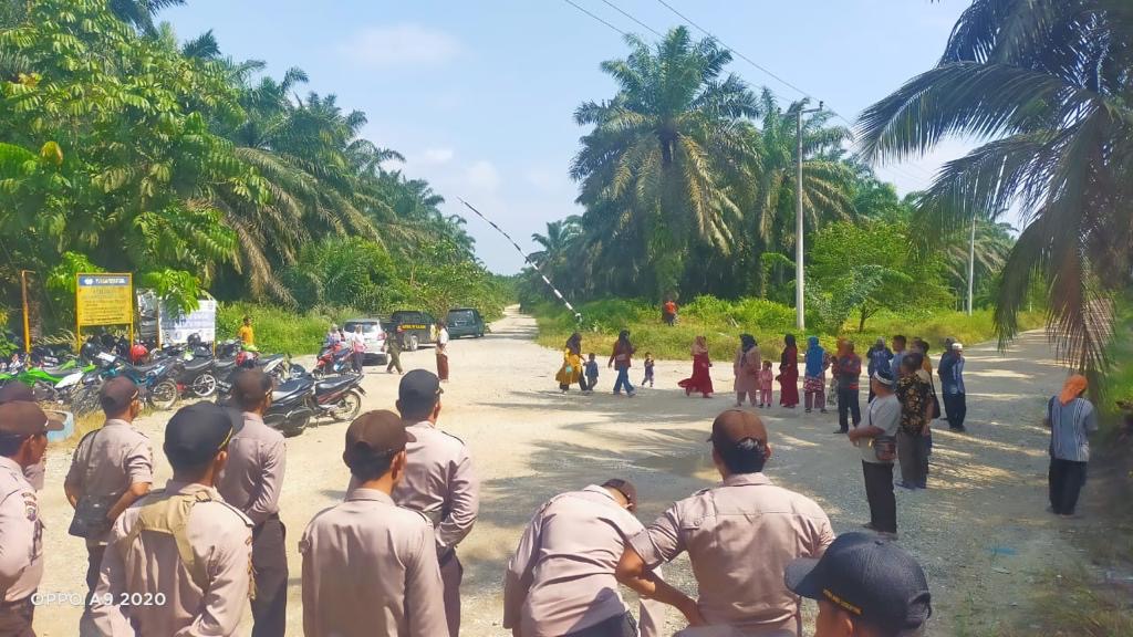 Personel Polri dari Polsek Koto Gasib dan Polres Siak berhadap-hadapan dengan warga yang mengaku kelompok 117 terkait lahan di gerbang PT KTU, Kecamatan Koto Gasib, Siak, Kamis (26/10/2023).