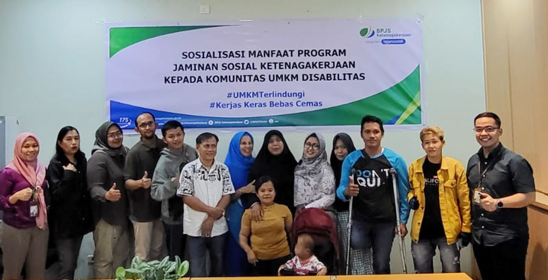 Peserta UMKM disabilitas foto bersama Staf BPJS Ketenagakerjaan Pekanbaru Kota.