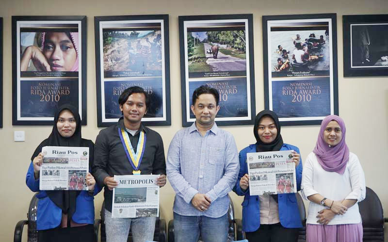 Redaktur Pelaksana Riau Pos Syahrul Mukhlis (tengah) dan Sekretaris Redaksi Rike Febriyani (kanan) foto bersama Nurâ€™aini Ritonga, Ananda Febrita, Syahrul Hamdan dari Kopri PKC PMII Riau saat kunjungan ke redaksi Riau Pos, Selasa (14/11/2023).