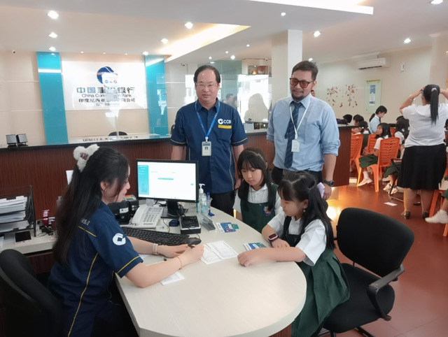 Branch Manager Bank CCBI Andry Asali ST MM (kiri) didampingi Wakil Kepala Sekolah SD Darma Yudha Donny Adam SS (kanan) tampak mendampingi para siswa yang tengah mendapatkan informasi keuangan dengan membuka tabungan, di sekolah Darma Yudha, Pekanbaru, Rab
