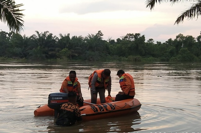 Tim gabungan masih melakukan pencarian Tami (60) warga Desa Pangkalan Baru Kecamatan Siak Hulu, Kabupaten Kampar yang tenggelam di Sungai Kampar, Selasa (28/11/2023).