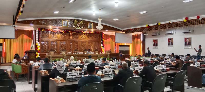 DPRD Kuansing menggelar paripurna jawaban pemerintah, tanpa kehadiran Eksekutif, Senin (27/11/2023).