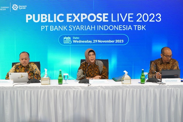 Head  Investor Relations PT Bank Syariah Indonesia Tbk (BSI) Rizky Budinanda (kiri), Direktur Compliance & Human Capital Tribuana Tunggadewi dan Direktur Risk Management Grandhis H Harumansyah (paling kanan) saat memaparkan kinerja BSI kuartal III/2023 da
