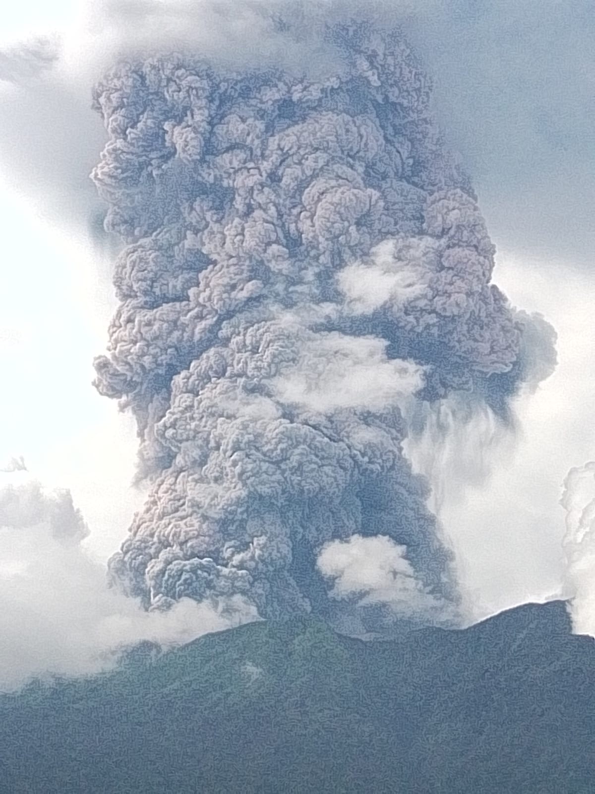 Gunung Marapi di Sumbar erupsi dengan ketinggian kolom abu hingga 3.000 meter, Ahad (3/12/2023) siang.
