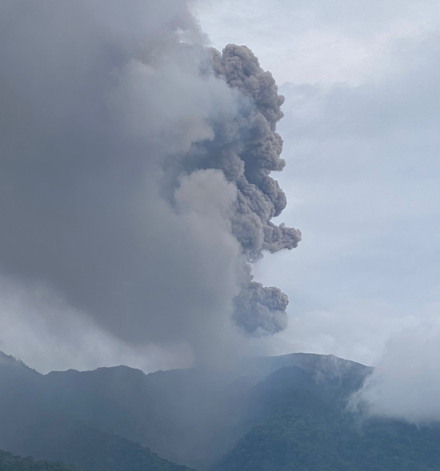 Kolom abu erupsi Gunung Marapi membubung tinggi ke atas terlihat dari Agam, Sumatera Barat, Ahad (3/12/2023).