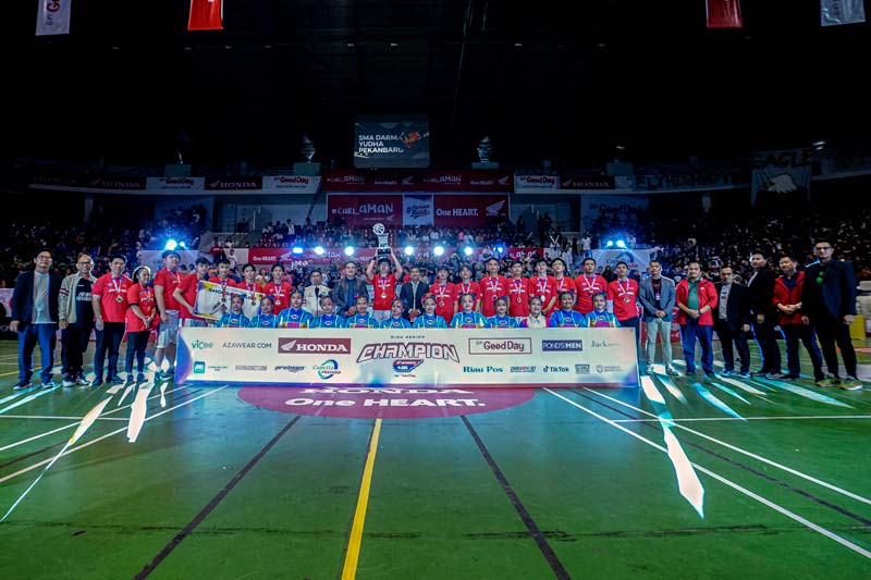 Tim putra SMA Darma Yudha Pekanbaru foto bersama dengan Kapolda Riau Irjen M Iqbal, Kadispora Riau Boby Rachmat dan pihak sponsor usai meraih juara Honda DBL with Kopi Good Day 2023 Riau Series.