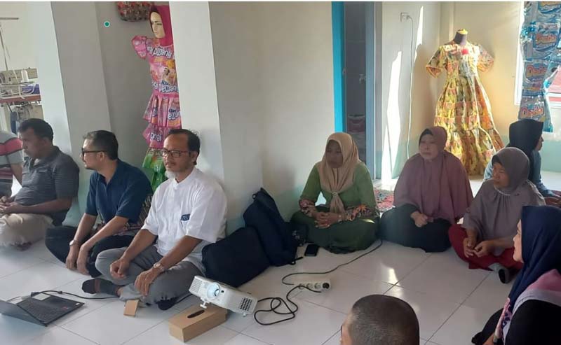 Para peserta saat mendengarkan penyuluhan pengeloÂ­laÂ­an sampah di Kelurahan Tirta Siak, Kecamatan Payung Sekaki, belum laÂ­ma ini.