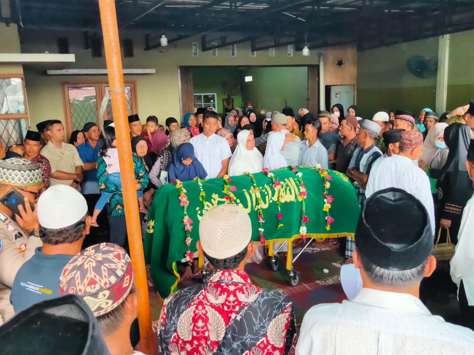 PantauanÂ Riau Pos di rumah duka berada di RW 10 Jalan Aur Duri, Kelurahan Pematang Kapau, Kecamatan Kulim ramai dikunjungi pelayat mulai dari sahabat, tetangga, masyarakat dan terlihat banyak karangan bunga ucapan belasungkawa, Selasa (5/12/2023).