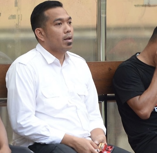 Manajer Tornado FC Hariyadi Wiradinata menyaksikan pertandingan timnya di Stadion Utama Riau, baru-baru ini.