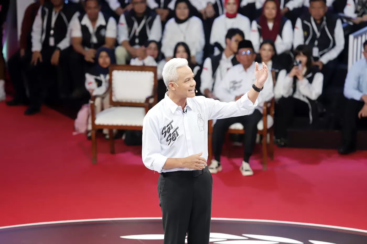 Capres nomor urut 3 Ganjar Pranowo menyampaikan visi misinya dalam debat perdana Capres dan Cawapres 2024 di Gedung KPU, Jakarta, Selasa (12/12/2023).