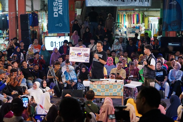 Capres nomor urut 1 Anies Rasyid Baswedan menyapa pedagang dan masyarakat di Pasar Sail, Kecamatan Lima Puluh dalam rangkaian kampanye di Pekanbaru, Riau, Rabu (13/12/2023).