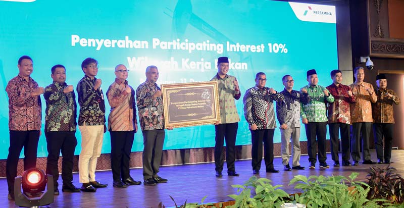 Direktur Utama PHR Chalid Said Salim menyerahkan PI 10 persen ke RPR disaksikan Gubernur Riau Edy Natar Nasution di Kompleks Perkantoran PHR di Rumbai, Pekanbaru, Senin (11/12/2023).